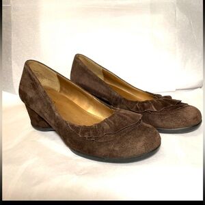 Me Too Women's Chocolate Brown Suede Pump with Ruffle Detail Rounded Toe Size 7